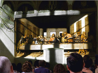 Знаменитую фреску Леонардо да Винчи "Тайная вечеря" британский режиссером Питер Гринуэй представил в качестве видеоинсталляции, где уникальное произведение 510-летней давности он дополнил световыми лучами, изображающими "божественный свет" и звуками траги
