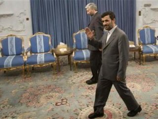 Тегеран отвергает высказанную Вашингтоном идею о расширении американского дипломатического присутствия в Иране. Об этом заявил старший советник президента Исламской Республики. Он назвал ее "пропагандистским ходом"