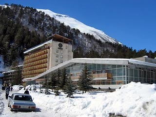 В одной из популярных горнолыжных курортов Приэльбрусья на горе Чегет в Кабардино-Балкарии прогремел взрыв. Самодельное взрывное устройство было заложено на территории гостиницы "Чегет", расположенной у подножия горы