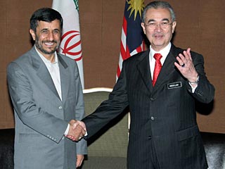 Президент Ирана Махмуд Ахмади Нежад прибыл в столицу Малайзии для участия в запланированном на вторник саммите "восьмерки" развивающихся исламских государств - так называемой "Группы D-8"