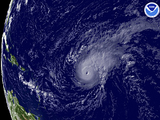 Ураган "Берта" в Атлантике стремительно набирает силу - в районе полночи по московском времени ему была присвоена третья категория по пятибалльной шкале Сафира-Симпсона