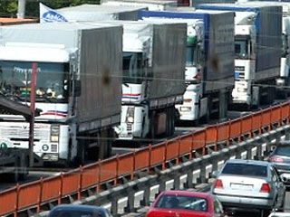 Тысячи грузовых машин во вторник скопились на дорогах у въезда в столицу Украины Киев