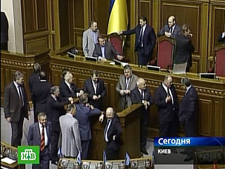 Депутаты фракции Блока Юлии Тимошенко во время перерыва в работе парламента во вторник заблокировали трибуну и президиум Верховной Рады