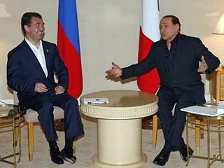 Медведев и Берлускони на саммите G8 обсудили европейскую безопасность, упрощение визового режима и важность преемственности