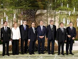 Лидеры стран "восьмерки" повязали ленточки с желаниями на бамбуковое дерево в Японии. 