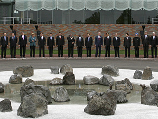 Саммит лидеров "Большой восьмерки", проходящий на острове Хоккайдо в Японии, в среду завершает свою работу