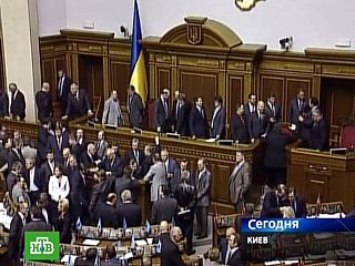 20 депутатов от Блока Юлии Тимошенко (БЮТ) в Верховной Раде блокируют трибуну и президиум парламента