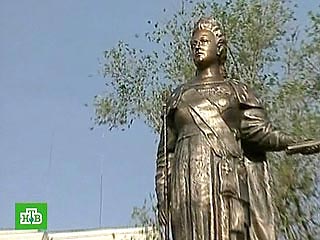 Казаки встали на охрану памятника императрице Екатерине Великой, тайно установленного в Севастополе в праздник Святой Троицы 13 июня
