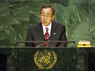 Генсек ООН Пан Ги Мун резко осудил нападение, призвав власти Судана сделать все возможное, чтобы найти и наказать виновных