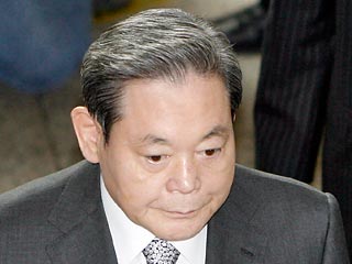 Южнокорейская прокуратура потребовала приговорить бывшего председателя совета директоров одного из крупнейших промышленных конгломератов в стране, компании Samsung Group, Ли Кун Хи к 7 годам заключения