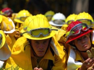 К борьбе с лесными пожарами в Калифорнии впервые за 30 лет подключилась Национальная гвардия США. Ее бойцы начали заступать на место пожарных, которые уже три недели сдерживают натиск стихии в северной и центральной частях штата