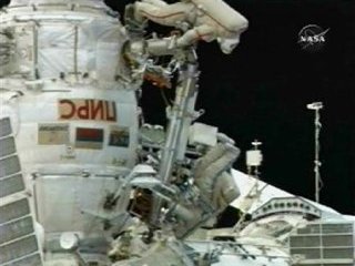 Российские космонавты впервые провели ремонт корабля "Союз" в открытом космосе