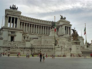 Туристы, посещающие Рим, больше не смогут утолять жажду или повышать голос на исторических улицах "вечного города"