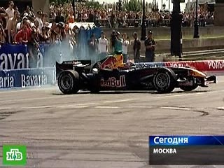Гоночное шоу в Москве - по центру города проехали автомобили "Формулы-1"