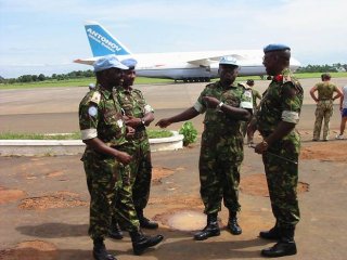 В международном аэропорту Сьерра-Леоне обнаружен брошенный самолет, на борту которого находилась партия кокаина весом 700 килограммов