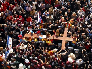 Католики внесли на своих плечах в Сидней символ Всемирных дней молодежи - "Крест паломников"