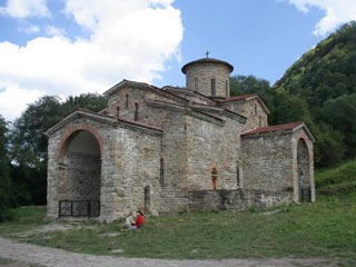 В Нижнем Архызе, где обустроен молодежный лагерь "Православный Кавказ", располагается один из древнейших на Руси монастырский комплекс