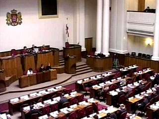 Парламент Грузии одобрил 15 июля проект изменений в Кодекс административных правонарушений, которые подразумевают штрафы в крупных размерах для компаний, незаконно действующих в сфере вещания и электрокоммуникаций на территориях Абхазии и Южной Осетии