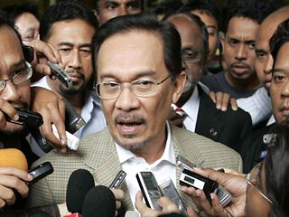 В Малайзии арестован лидер оппозиции 60-летний Анвар Ибрагим, которого подозревают в растлении своего бывшего помощника