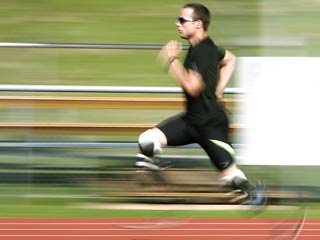 Официальные лица Международной федерации легкой атлетики (IAAF) выступают против того, чтобы известный бегун-ампутант из ЮАР Оскар Писториус принимал участие в эстафете на Олимпиаде-2008