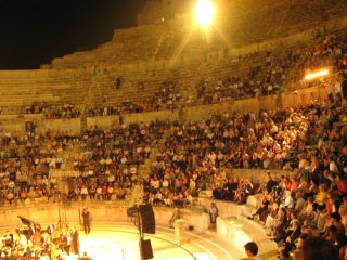 Мусульманский фанатик открыл во время концерта в амфитеатре Аммана огонь из автоматического оружия по зрителям, а затем пытался покончить жизнь самоубийством