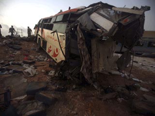 В Египте грузовик вытолкнул автомобили и автобус под поезд: десятки погибших и раненых