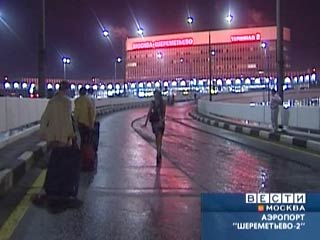Из-за грозы пассажиры, решившие добраться в московский аэропорт "Шереметьево" на аэроэкспрессе, опоздали на свои рейсы: вместо 35 минут в пути, как обещает компания, поезд ехал до терминала полтора часа