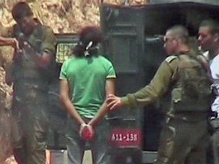 Спутниковый телеканал "Аль-Джазира" передал в эфире видеозапись расправы израильских солдат над палестинцем