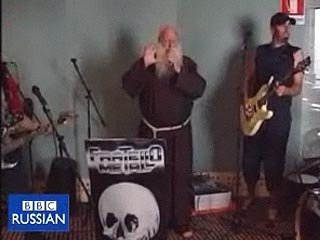 62-летний монах ордена святого Франциска брат Цезарь солирует в группе, исполняющей музыку в стиле хэви-метал
