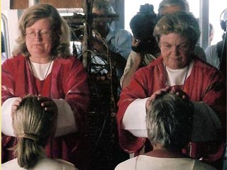 Святой Престол сегодня сделал строгое предупреждение по поводу того, что две женщины, незаконным, по мнению католической иерархии, образом посвященные в епископский сан, рукоположили трех других женщин в священники