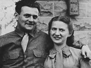 Суд Нью-Йорка не снял гриф секретности с показаний Дэвида Грингласса (на фото с женой Рут), на которых был построен обвинительный приговор его сестре Этель Розенберг, казненной вместе с мужем Джулиусом в июне 1953 года за шпионаж в пользу СССР