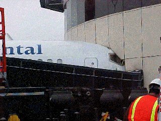 В аэропорту Луи Армстронга города Новый Орлеан совершил экстренную посадку из-за угрозы разгерметизации самолет авиакомпании Continental с 128 пассажирами и членами экипажа