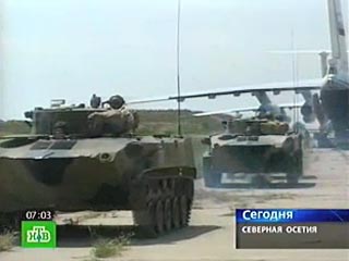Крупномасштабные учения "Кавказ-2008" силовых структур России подразделения двух отдельных мотострелковых (горных) бригад Минобороны РФ продолжаются