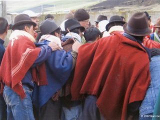 В Эквадоре индейская община одного из племен применила физическое наказание в отношении пятерых мошенников, уличенных в шарлатанстве