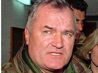 Бывший главнокомандующий армией боснийских сербов генерал Ратко Младич, разыскиваемый Гаагским трибуналом, отдал приказ двоим вооруженным телохранителям убить его в случае неминуемого захвата силами безопасности Сербии