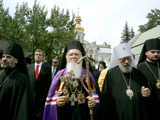 На территории Киево-Печерской Лавры Вселенского Патриарха  встречали около 250 прихожан, один из которых подошел к Варфоломею и высказал негативное мнение о нем