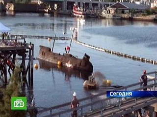 Американским военным водолазам удалось в пятницу поднять со дна реки Провиденс в одноименном портовом городе в штате Род-Айленд советскую подводную лодку