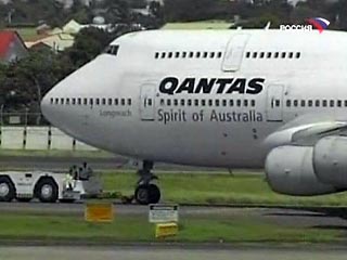 Эксперты исследуют самолет Qantas, который сел с дырой в фюзеляже размером 2,5-3 метра