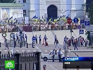 Милиция не пускает сторонников Алексия II на литургию в Киеве