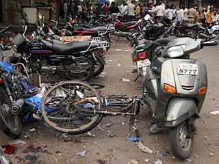 Число жертв серии взрывов, произошедших в субботу в городе Ахмадабад на западе Индии, согласно уточненным данным, достигло 45 человек