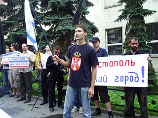 Акция проводилась в знак протеста против планов вывода Черноморского флота с территории Севастополя