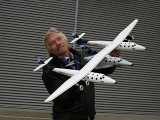 Знаменитый британский предприниматель и миллиардер, сэр Ричард Брэнсон представит в пустыне Мохаве в Калифорнии White Knight Two. Это материнский корабль для суборбитальных туристических полетов в космос