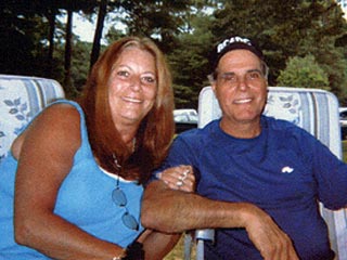 Житель американского штата Род-Айленд убил тяпкой своих родителей, после чего спрятал трупы в выгребной яме