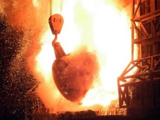 В Японии горит предприятие крупнейшей в стране сталелитейной компании Nippon Steel