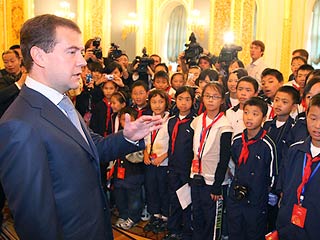 Президент России Дмитрий Медведев встретился в Кремле с китайскими детьми, которые по его приглашению приехали на отдых в Россию из пострадавшей от землетрясения провинции Сычуань