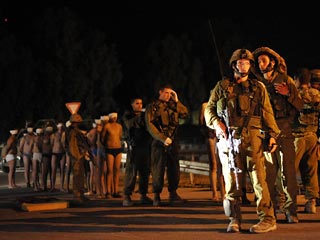 Израиль впустил в субботу на свою территорию сторонников палестинского движения "Фатх", спасавшихся от преследования исламистских властей сектора Газа