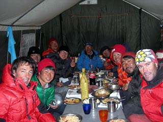Сход снежной лавины привел к гибели девяти альпинистов, участвовавших в восхождении на гору К-2, на севере Пакистана