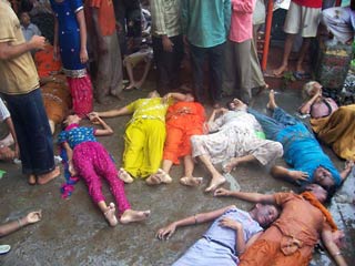 Страшной трагедией омрачен сегодня традиционный праздник Навратри в северном индийском штате Химачал-Прадеш. На подступах к почитаемому местными жителями храму из-за давки погибли 130 человек