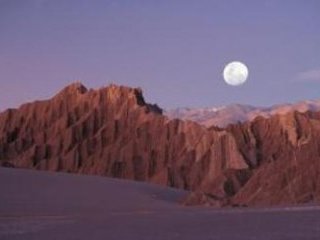 Почва на Марсе аналогична той, что можно найти в пустыне Атакама в Чили. Такое мнение высказали американские ученые, управляющие миссией земного робота "Феникс", ведущего исследования у северного полюса Красной планеты