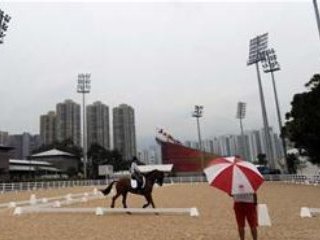 Тропический шторм "Каммури" ударил по Гонконгу. За три дня до начала олимпийских состязаний по конному спорту на город обрушились ливни и шквалистый ветер с порывами до 100 км в час